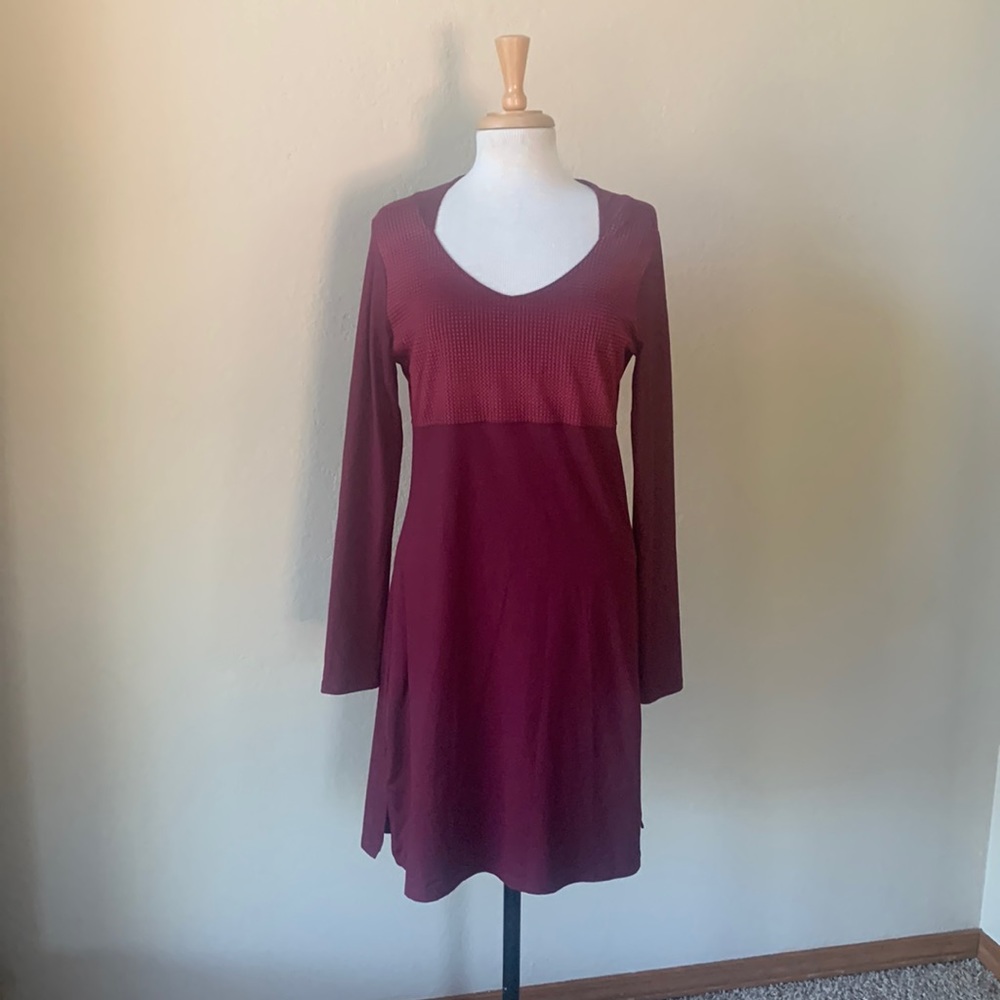 Mountain hardware maroon long sleeve midi dress